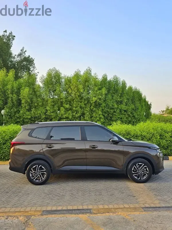 كيا كارينس 2023